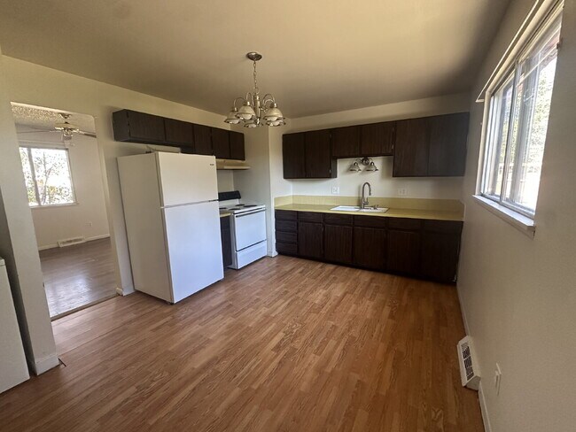 Foto del edificio - Charming 3-Bedroom Home with Spacious Yard!