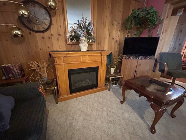 Foto del edificio - Beautiful Furnished 2 Bedroom Basement Apa...