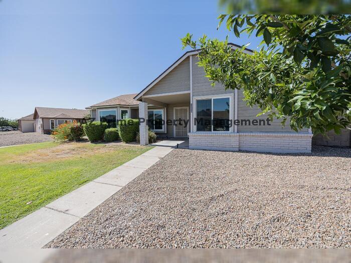 Foto principal - 1055 N Recker Rd