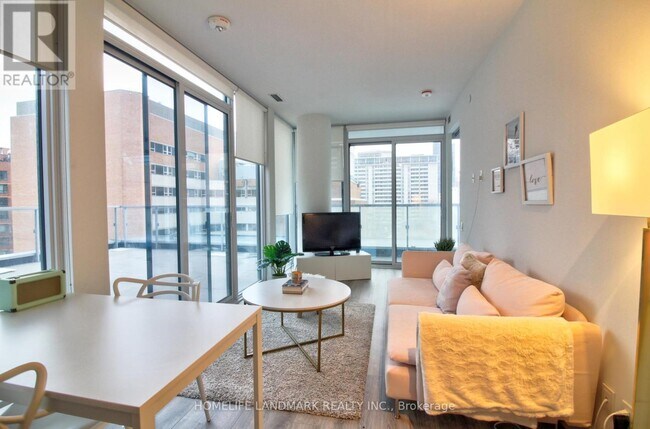 Photo du bâtiment - 28 Wellesley St E