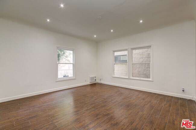 Foto del edificio - 7229 Willoughby Ave