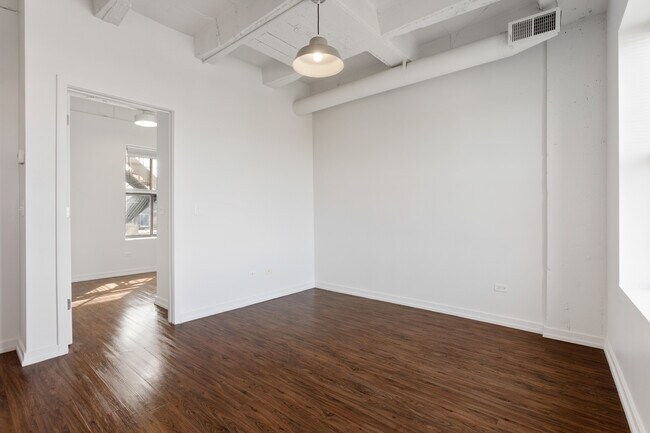 Foto del edificio - 1325 W Wilson Ave