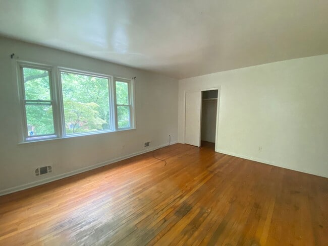 Building Photo - Bi-Level Apartment - Rosemont!
