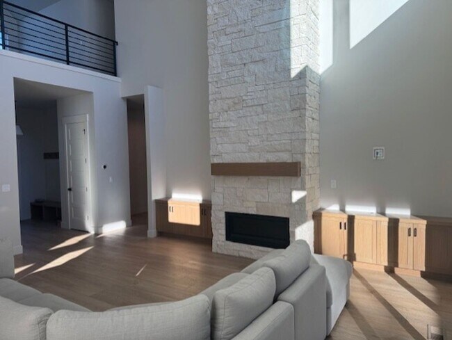 Foto del edificio - West Side Location with Detached ADU