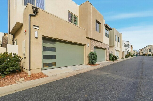 Building Photo - 155 Spectacle