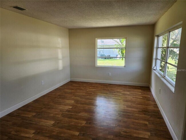 Foto del edificio - 607 McMullen Booth Rd