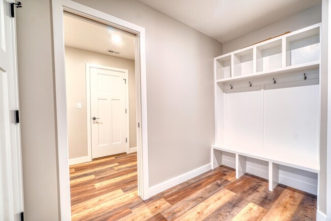 Foto del edificio - 5611 Sandrock Dr