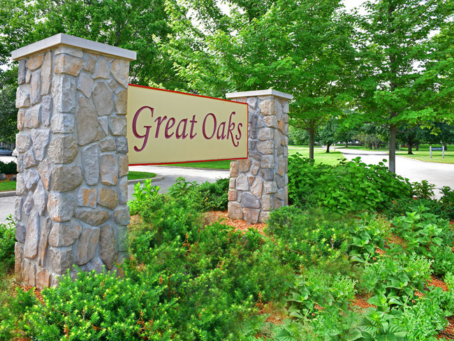 Letrero de entrada - Great Oaks Apartments