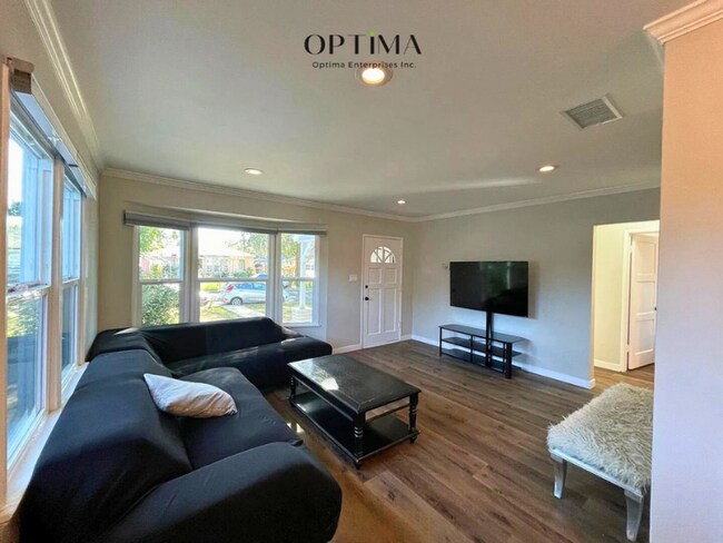 Foto del edificio - 7049 Jamieson Ave