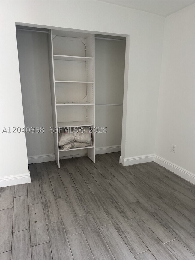 Foto del edificio - 1865 NW 16th St