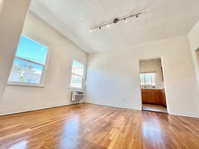 Building Photo - 1141 S Oakhurst Dr