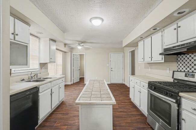 Foto del edificio - Large 3 Bedroom 2 Bath Home