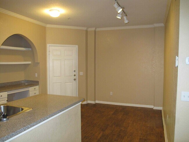 Building Photo - Beautiful Condo in the heart of Downtown O...