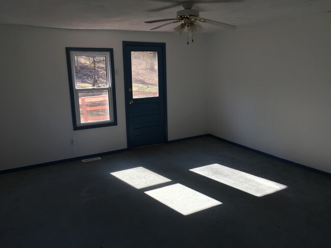 Foto del edificio - 3 bedrooms, 1 bath ranch house with big yard