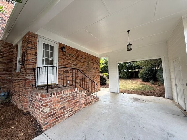Foto del edificio - 5017 Sandlewood Dr
