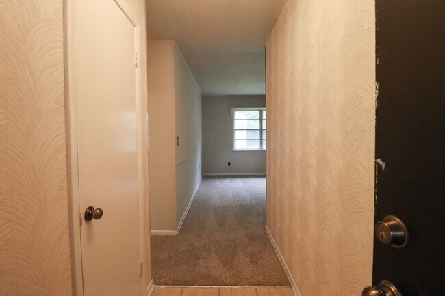 Building Photo - Prime Location! 3 bed/ 2 bath! Schedule a ...