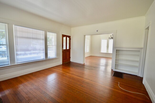 Building Photo - Long Beach Craftsman 3 Bedroom Home