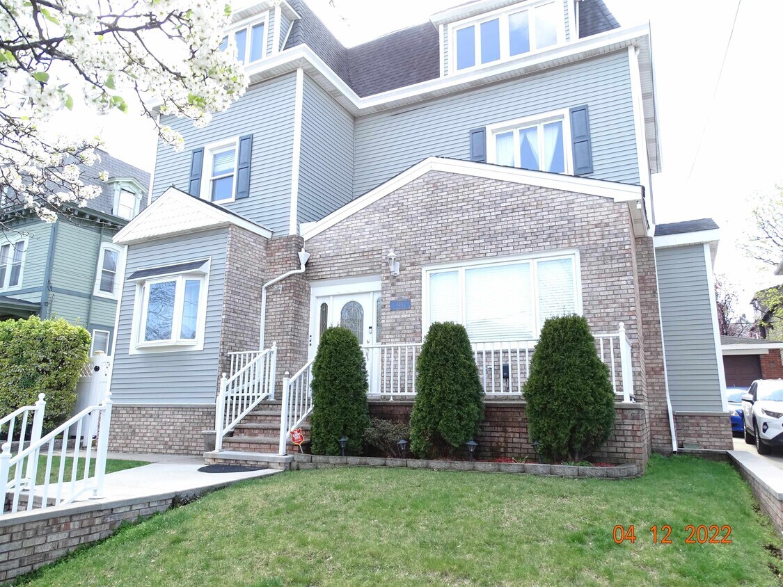 124 W 8th St Unit 3, Bayonne, NJ 07002 Condo for Rent in Bayonne, NJ