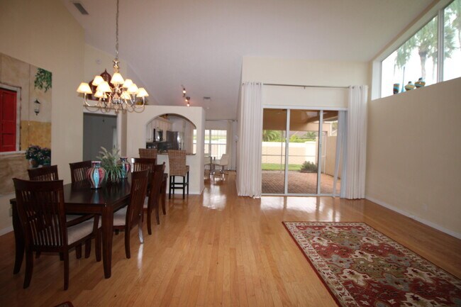 Building Photo - 404 Sabal Palm Ln