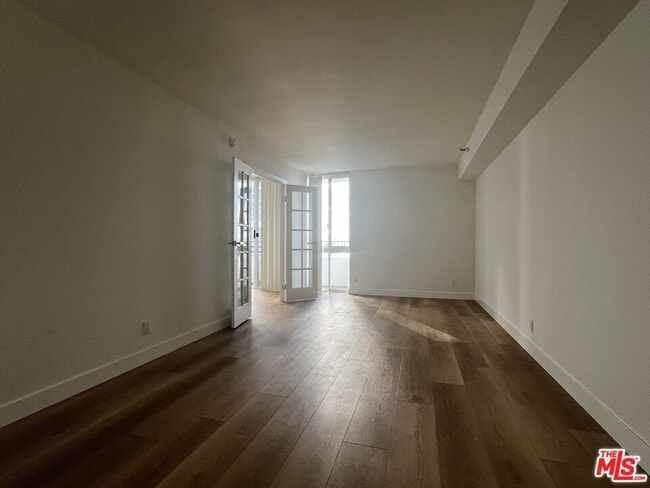 Building Photo - 10390 Wilshire Blvd