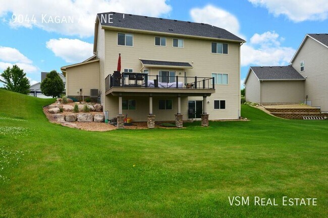 Building Photo - Luxury Living on the Golf Course: Stunning...
