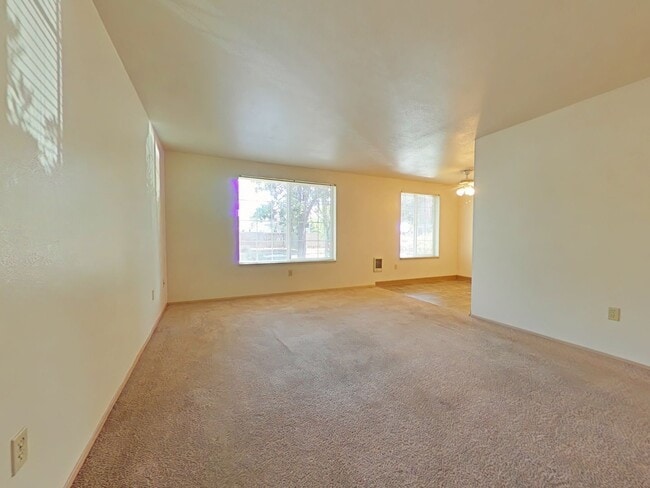 Building Photo - 2 Bedroom Apartment ~ Near Lilly Park