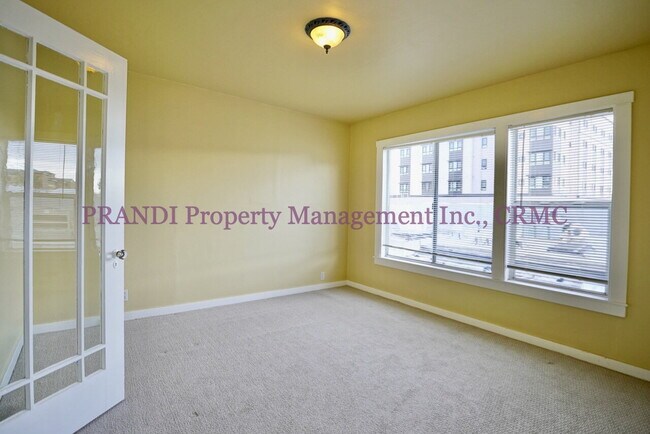 Foto del edificio - Upstairs 1 Bed, 1 Bath Unit with Bright an...
