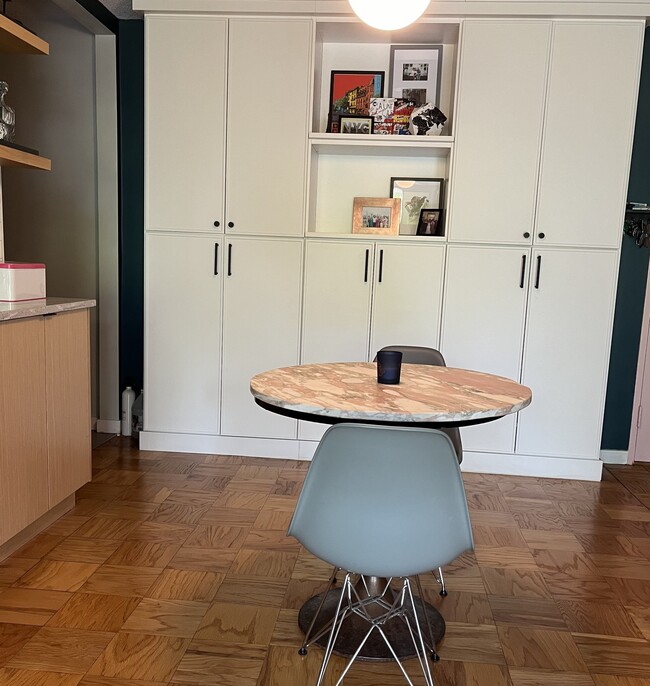 Barra incorporada (lado izquierdo) con estantes flotantes personalizados y cabina de almacenamiento del piso al techo incorporada - 300 M St SW