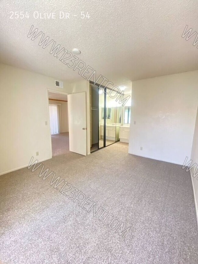 Foto del edificio - 2554 Olive Dr
