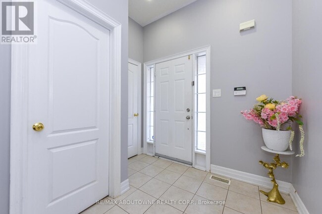 Building Photo - 32 Lockheed Crescent