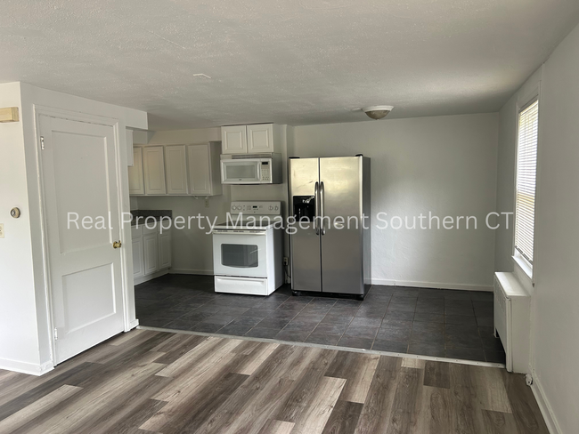 Building Photo - 2 bed 1 bath Townhouse Style Apartment in ...