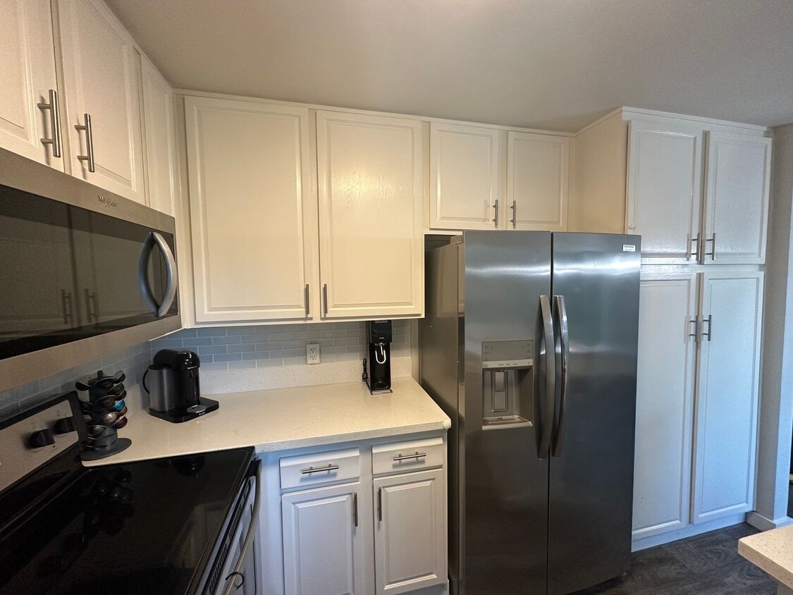 Primary Photo - $3,100 - 2 Bed / 2 Bath Condo in Hillcrest