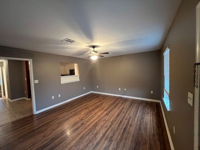 Building Photo - $99 Move In Special! 3 bedroom/ 2 Bath Tow...