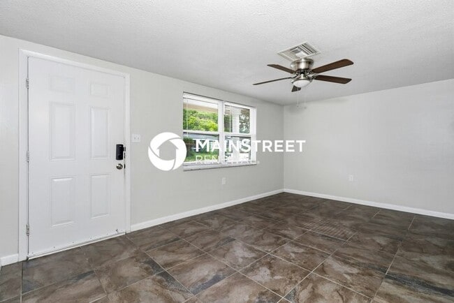Building Photo - 3 Bedroom Pet-Friendly Home in Port Richey, FL with Main Street Renewal