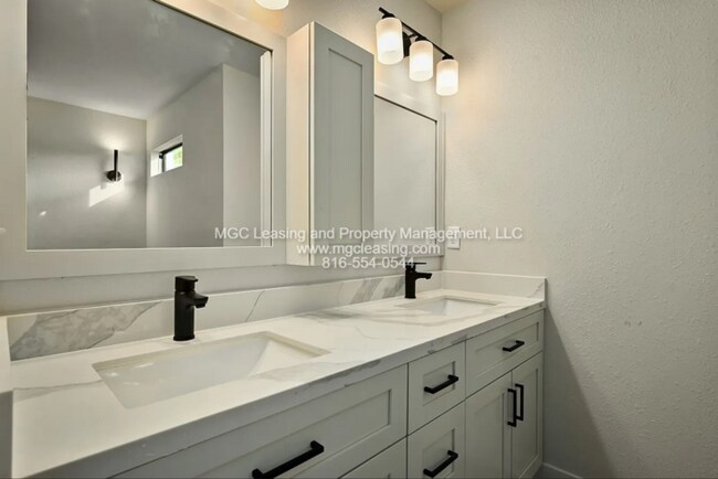 Foto del edificio - Oak Ridge Falls – Exterior Unit with 2-Car Garage! June Specials Available Now!