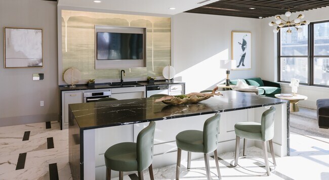 Foto del edificio - Stunning Two-Bedroom Apartment with Floor-...