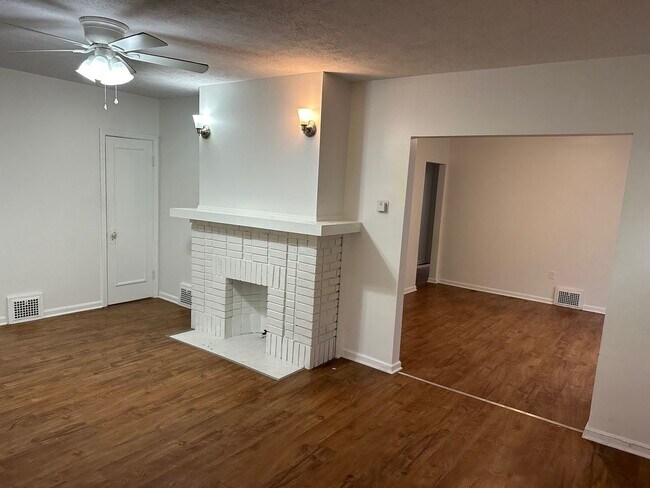 Building Photo - 1868 Haldane Rd