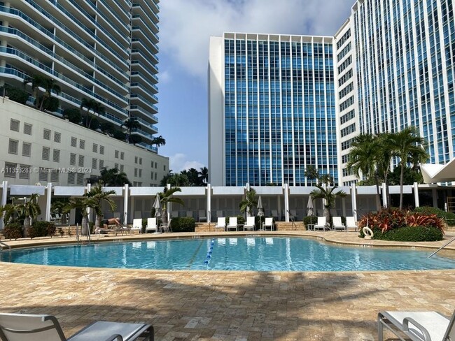 Foto del edificio - 5055 Collins Ave