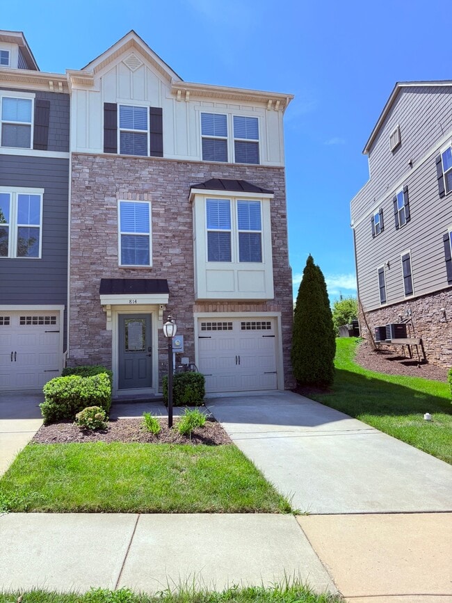 Building Photo - 814 Oval Park Ln