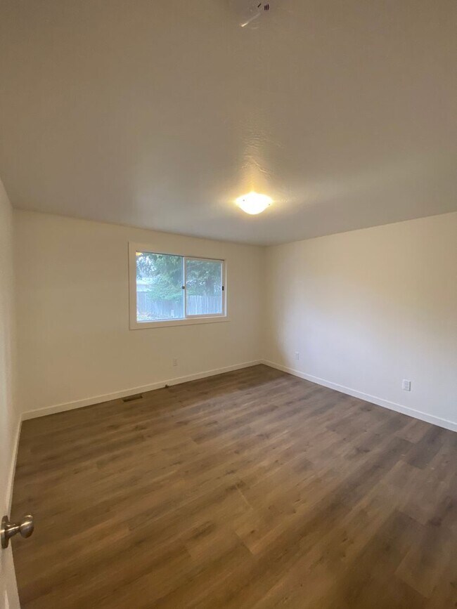 Building Photo - SINGLE FAMILY HOME ON BELMONT (P#120)