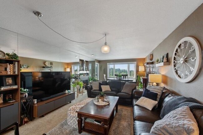 Building Photo - 2 bedroom in Bellevue WA 98004