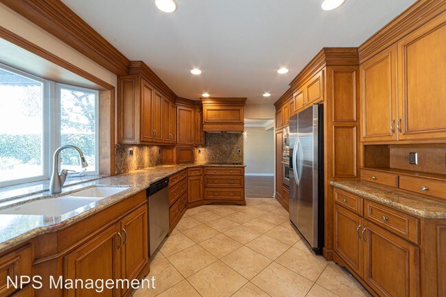 Building Photo - 5 br, 3 bath House - 5455 Vista Sierra