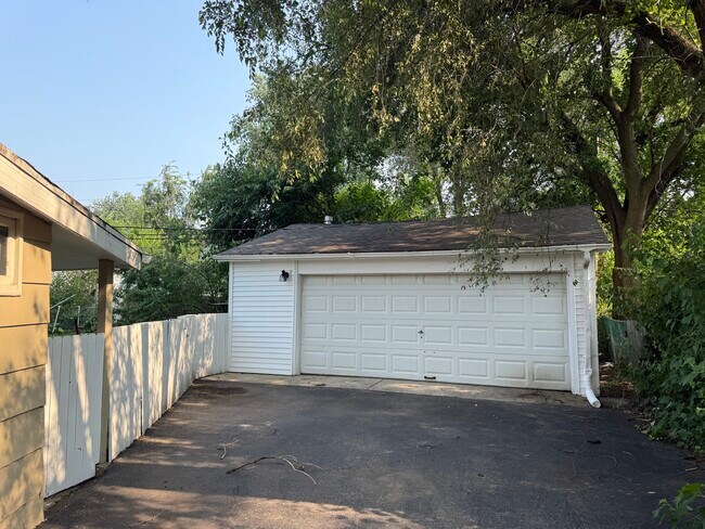 Foto del edificio - 533 Redwood Rd