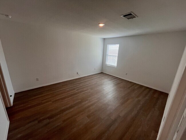 Foto del edificio - Two story, 4 bed 2.5 bath 2022 Build