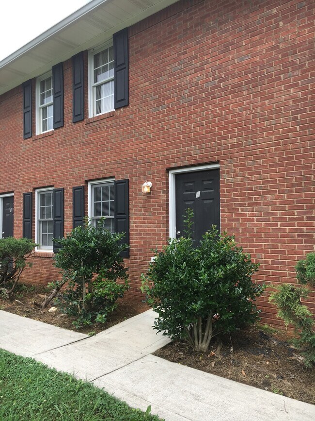 Foto del edificio - 2692 Callier Springs Rd SE