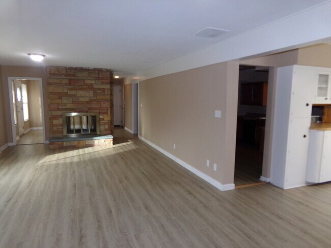 Building Photo - 3 Bed 2.5 Bath Ranch Home!