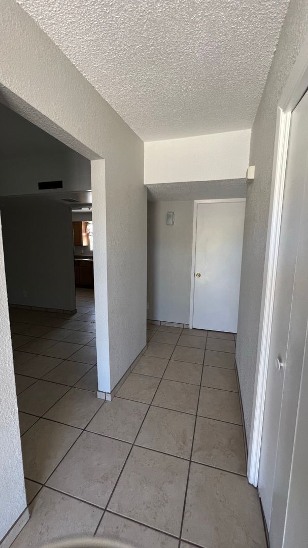 Foto del edificio - Beautiful home with 2 kitchens and 3 bedrooms and 2 bathrooms