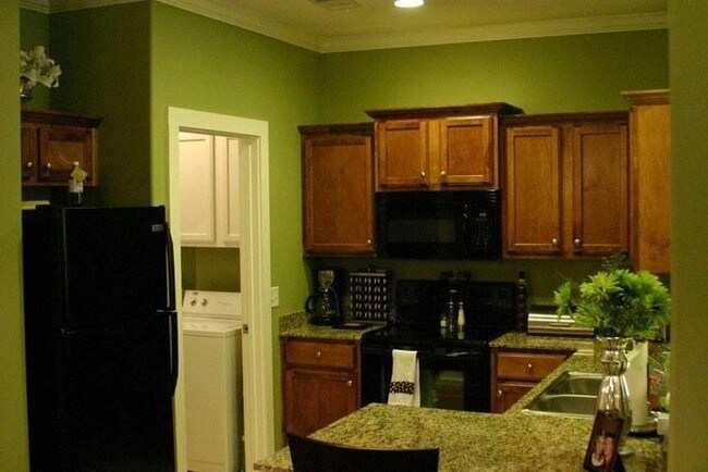 Building Photo - 3998 Rochester Cir