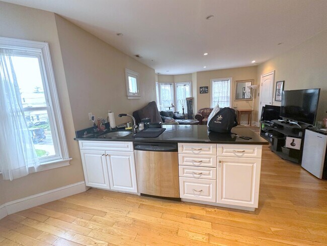 Building Photo - 57 Greenleaf Ave