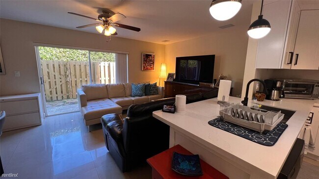 Foto del edificio - 3 br, 2.5 bath House - 10851 NW 8th St